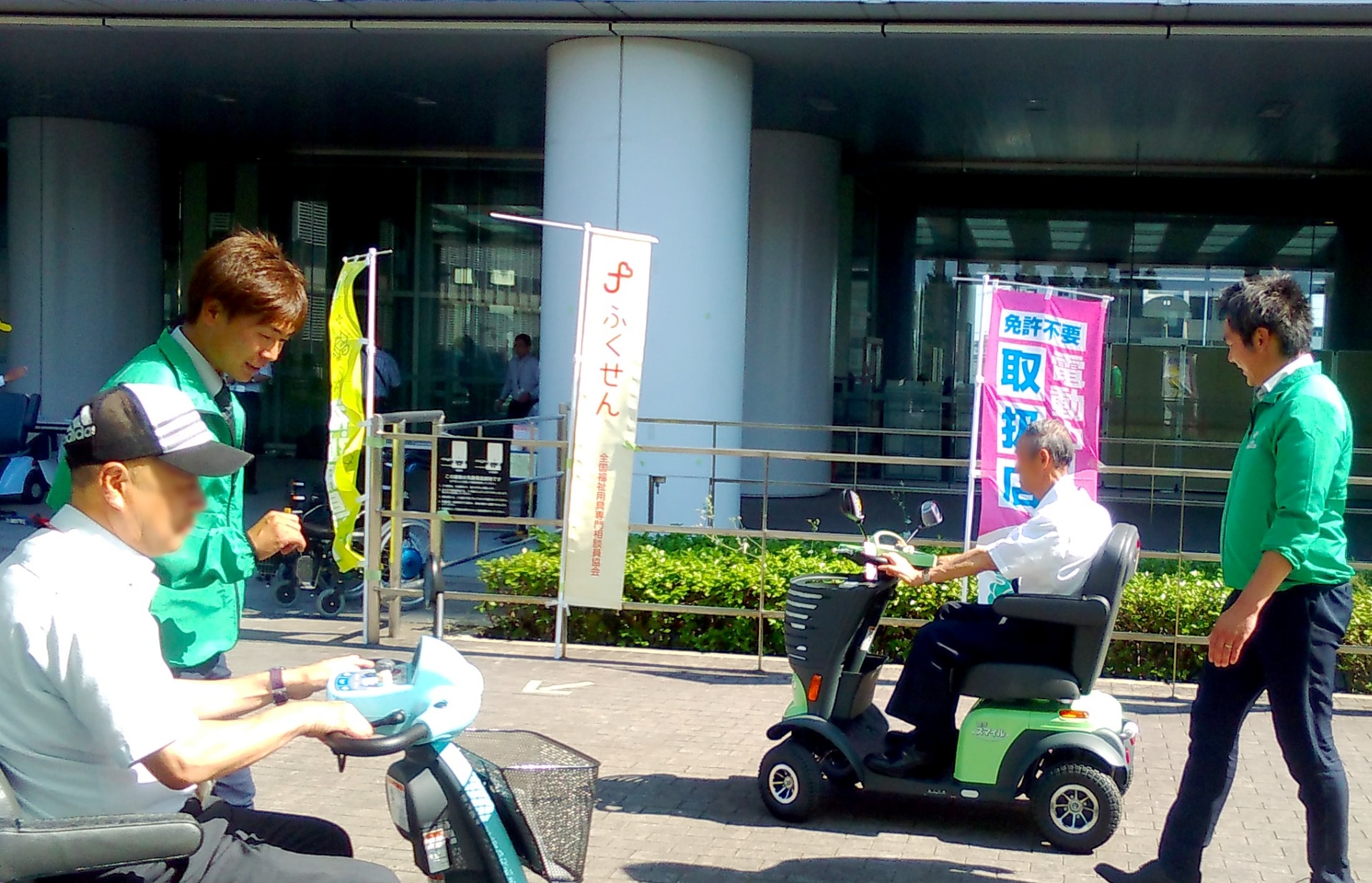 ヤマシタの社員が電動車いすの講習をおこなっている写真